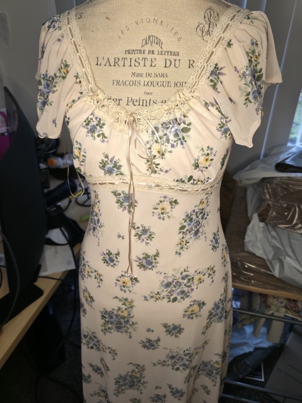 Delicate Cream Floral Ruffle-Sleeve Dress - Picture 2 of 5